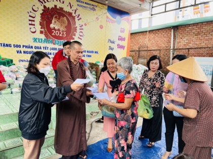 Chùa Phúc Lâm trao 500 phần quà Tết Quý Mão đến người mù